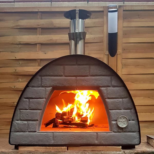 forno a lenha maximus preto aceso